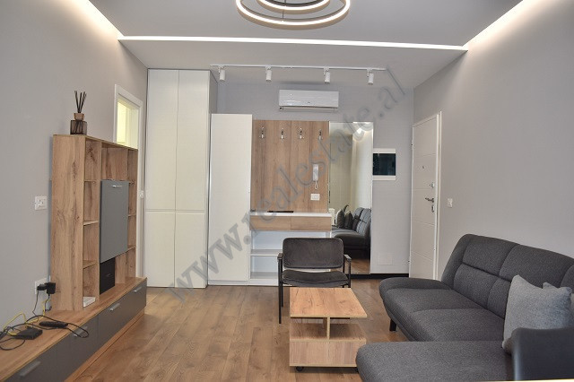 Apartament me qira ne rrugen Ndre Mjeda, ne Tirane.
Ndodhet ne katin e 3te te nje pallati te ri me 